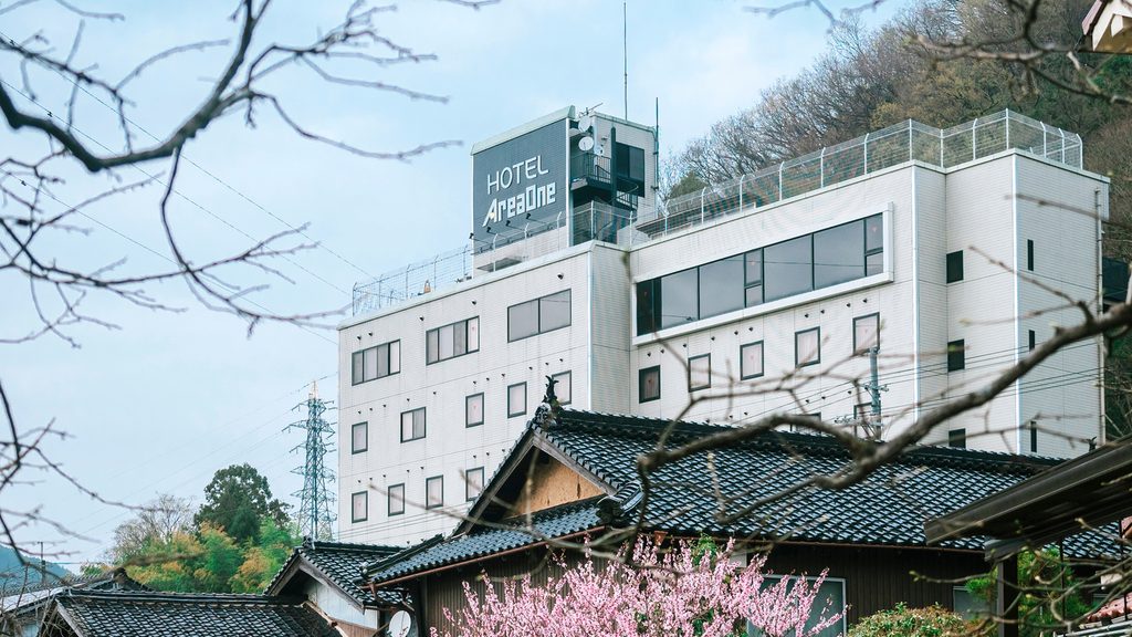 和田山の山あいに建つホテルエリアワン和田山